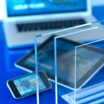 Un buon prezzo. Tavola PC in policarbonato ad alto impatto in linea