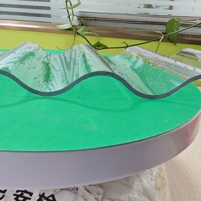 Rivestimento UV resistente alle intemperie Piastrelle in policarbonato di plastica trasparente per pergole, cortili e passerelle coperte