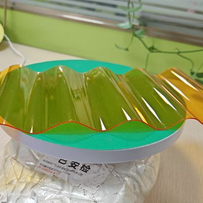 La lamiera ondulata di policarbonato arancione è la soluzione perfetta per progetti di copertura e rivestimento sia pratici che decorativi