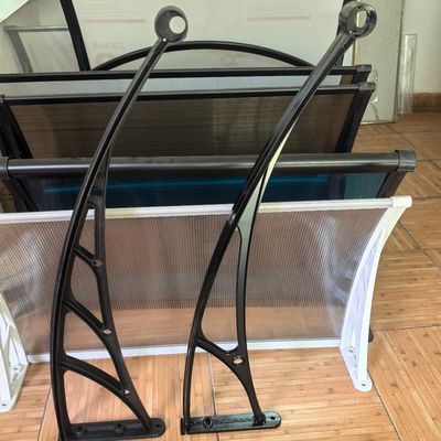 Un buon prezzo. Robusti supporti in lega di alluminio per tende da sole fai-da-te per fissare saldamente lastre di policarbonato sotto carichi di vento, pioggia o neve in linea