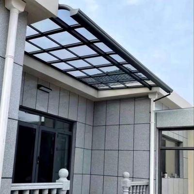 Tenda in policarbonato fai-da-te resistente alle intemperie per una protezione solare e dalla pioggia moderna ed elegante, tetto in lastra solida grigia e protezione UV