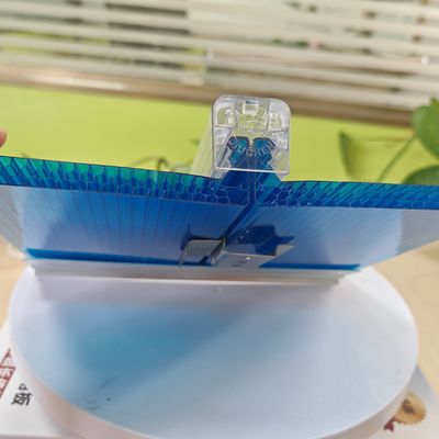 Un buon prezzo. Foglio di policarbonato con chiusura in U di nido di miele rivestito con UV 600 mm per la resistenza alle intemperie in linea