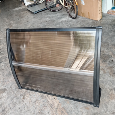 Un buon prezzo. Tenda in policarbonato con pannello diviso e staffa in plastica per una facile installazione in linea