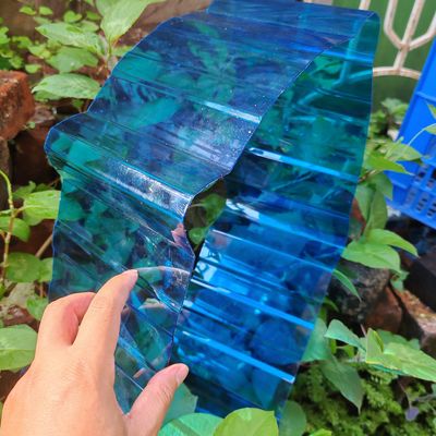Lastra ondulata in policarbonato blu, resistente agli urti e leggera per funzionalità e design migliorati