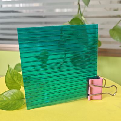 6 mm verde Protective PE Film Covered PC Hollow Sheet 2.1*5.8m per il sistema di soluzione per tetti di serra