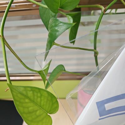 Foglio di policarbonato di plastica noto per la sua elevata resistenza alla trazione e durata, adatto per protezioni per macchine, finestre e display