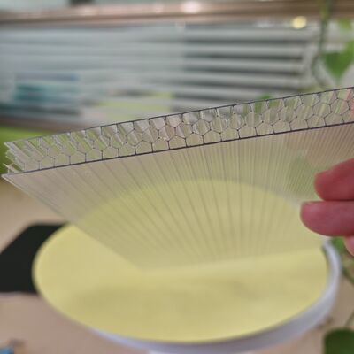 Un buon prezzo. Clear Blue Green Bronze 2.1m*5.8m Honeycomb Polycarbonate Sheet Lightweight High Strength and Excellent Structural Performance for Roofing in linea