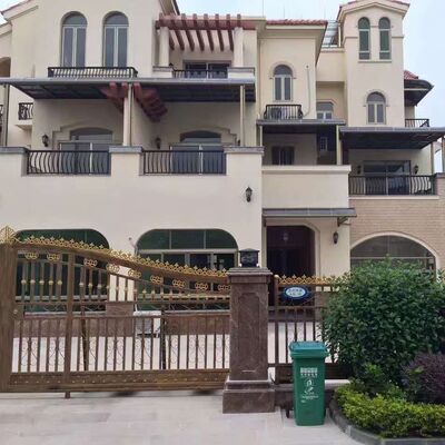 Cornice di alluminio grigio e telone di tetto in policarbonato grigio progettato con sistema di tenuta impermeabile per ripari all'aperto