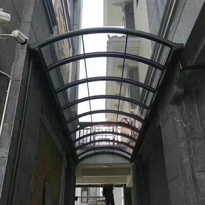 Un buon prezzo. Pensilina personalizzata con telaio in alluminio e copertura in policarbonato, progettata con sistema di compensazione della dilatazione termica e tenuta stagna per esterni in linea