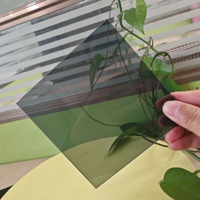 Un buon prezzo. Fornitura di fabbrica 1.22*2.44m Lastra Compatta in Policarbonato Grigio Pannello Leggero e Resistente con Superficie Hard Coat per Resistenza a Graffi, Chimici e UV per Tende da Sole e Pensiline in linea