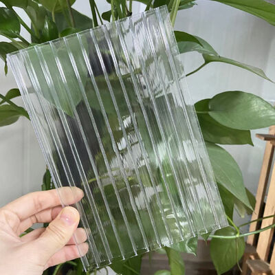 Un buon prezzo. Sistemi di tetto in policarbonato flessibili che offrono una resistenza e una trasparenza superiori, perfetti per i progetti di tetto architettonico in linea