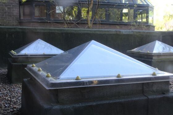 Un buon prezzo. Cupola piramidale personalizzata in policarbonato trasparente, facile da installare e trasportare, dimensioni personalizzate disponibili, copertura luminosa a tetto di lunga durata In linea